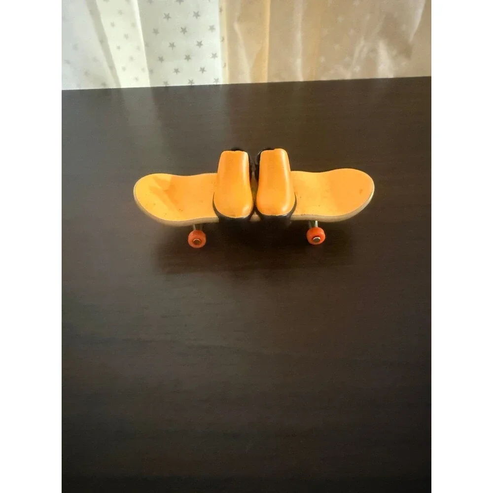 Mattel Hot Wheels Skate Tony Hawk Fingerboard with Shoes Toy 4in